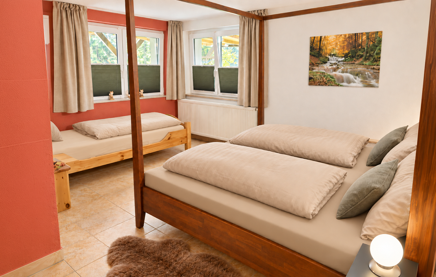 Schlafzimmer Ferienwohnung Hoher Stein im Gruppenhaus Kanzlersgrund nähe Oberhof, Thüringen
