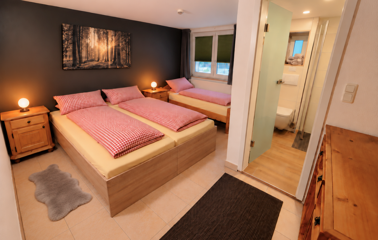 Schlafzimmer Ferienwohnung Hoher Stein im Gruppenhaus Kanzlersgrund nähe Oberhof, Thüringen
