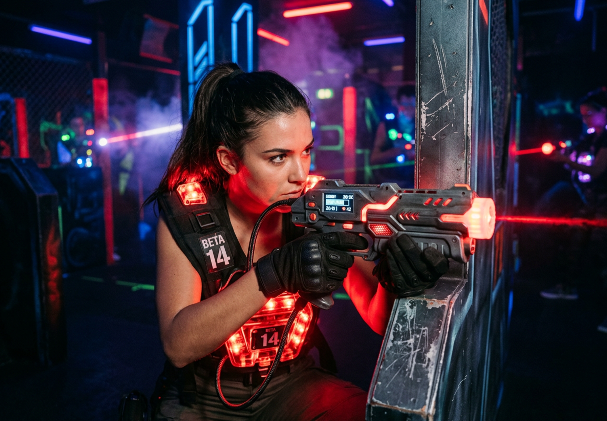 Webseite_Lasertag Frau spielt Lasertag